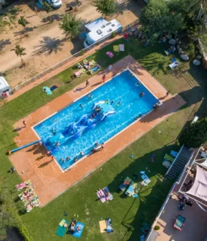 vista aerea de la gran piscina de camping lloret blau